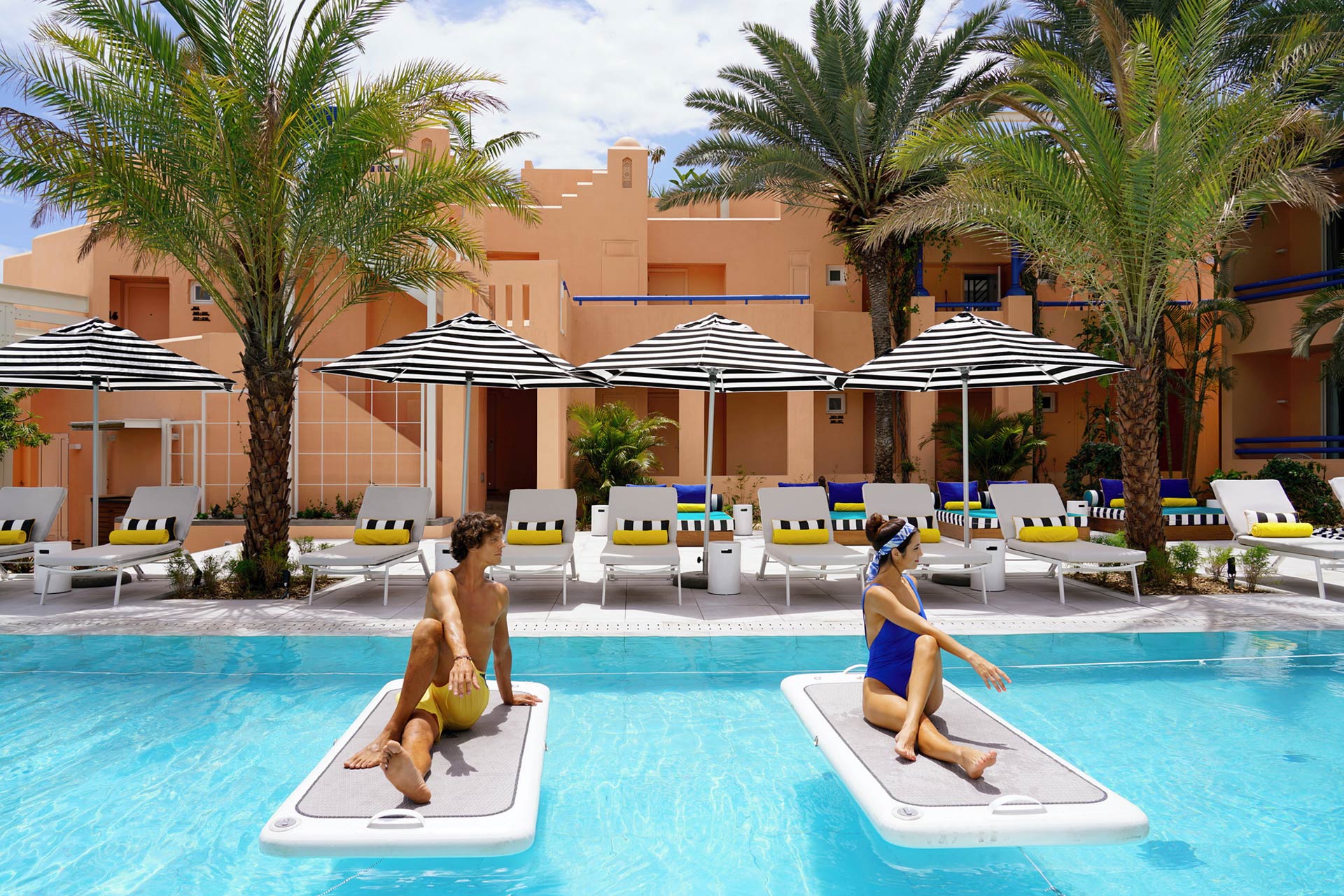 Couple pratiquant le Float Fit dans la piscine de SALT of Palmar.