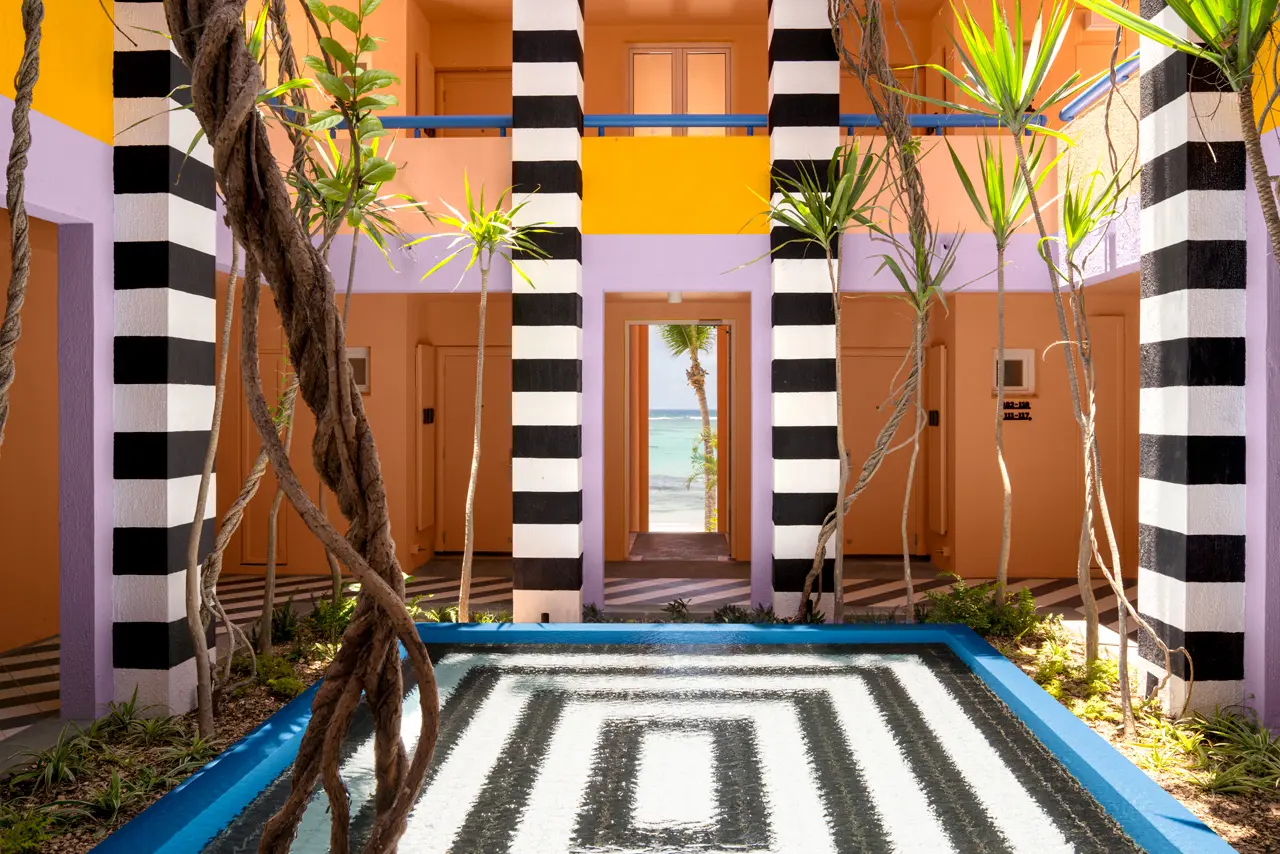 Cour d'inspiration riad signée Camille Walala, entre végétation luxuriante et vue sur l'océan.