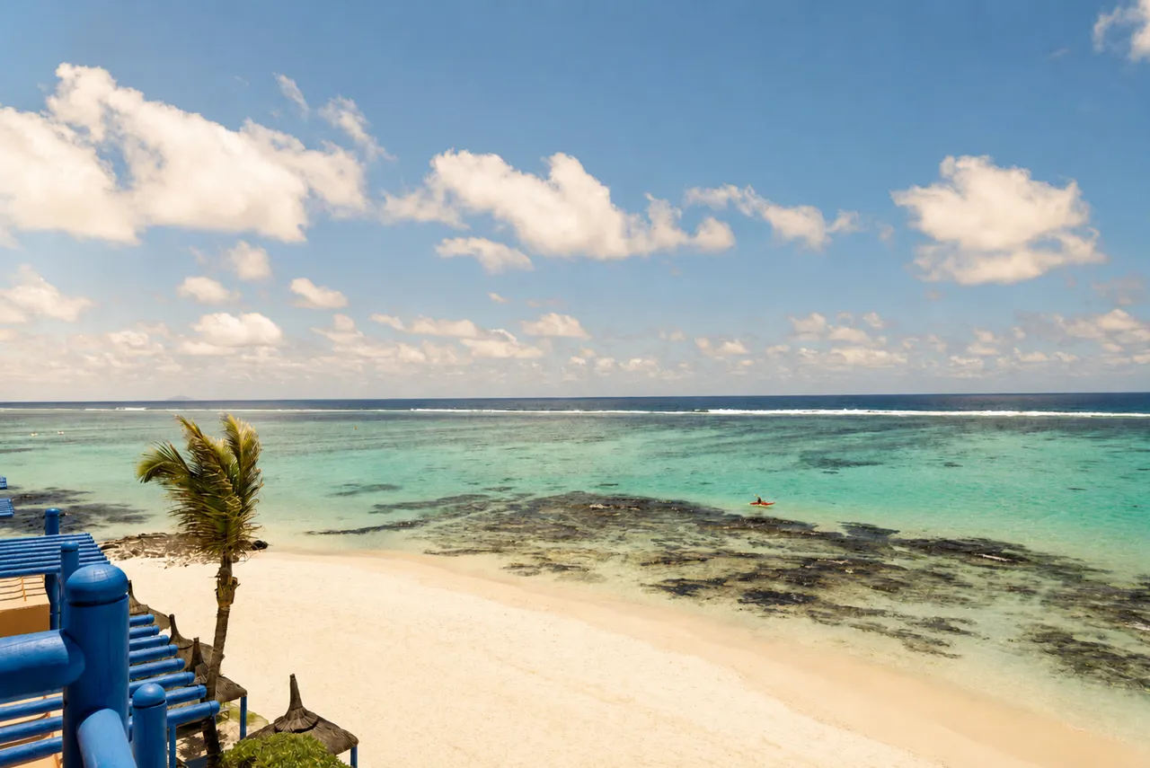 Best on Beach - Vue sur l’océan avec sable blanc, lagon turquoise et palmiers.