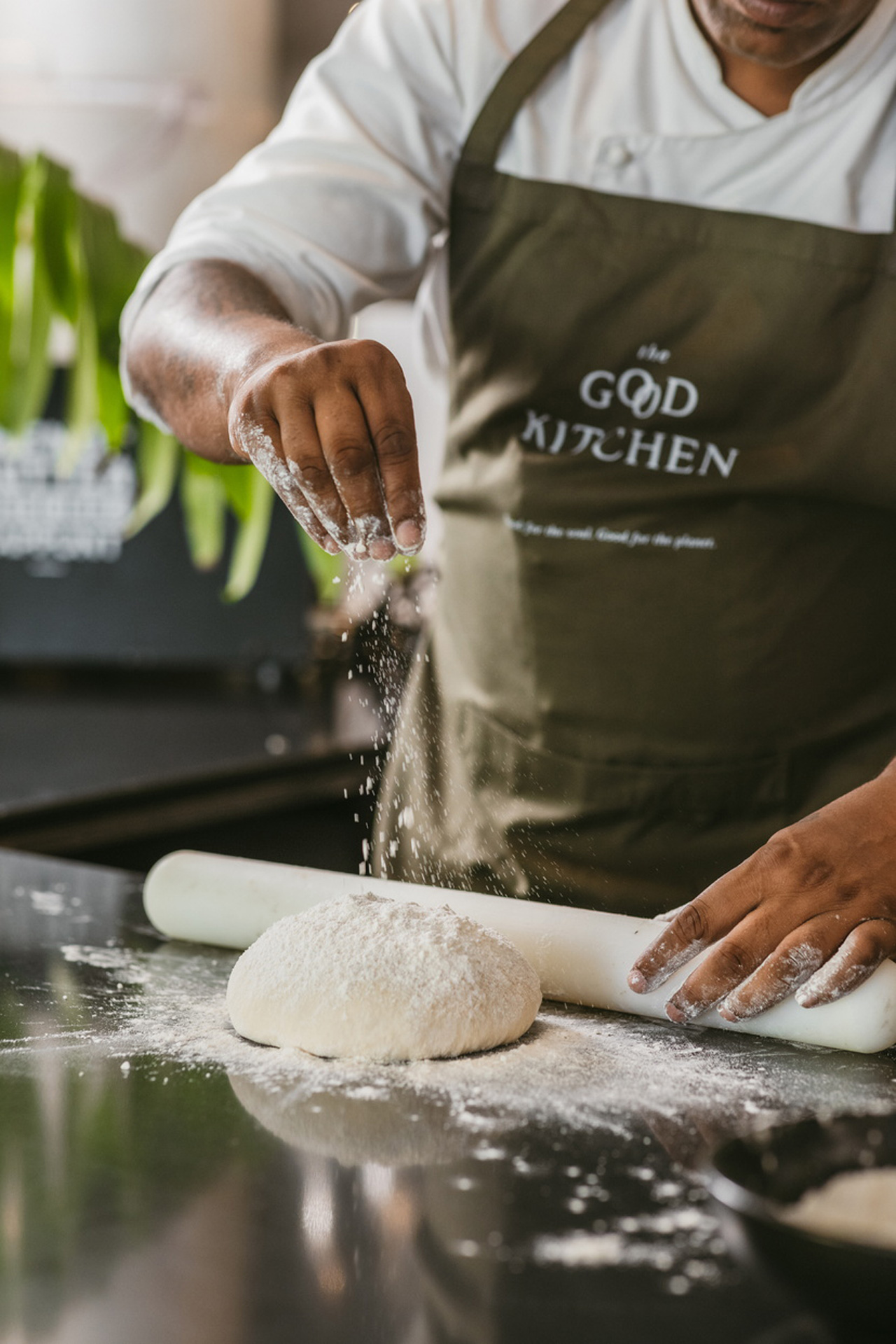 Chef préparant une pâte fraîche à The Good Kitchen de SALT of Palmar.