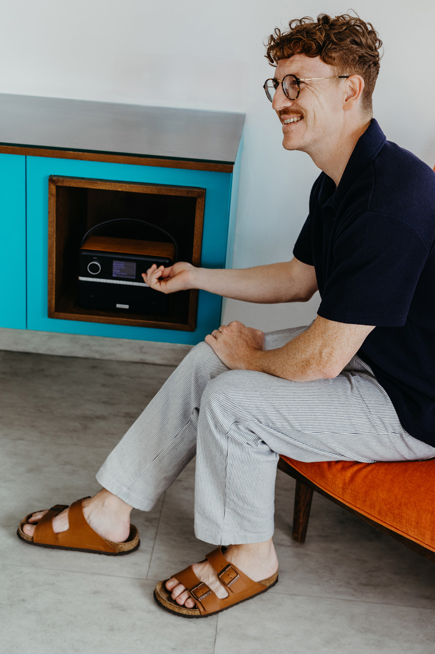 Écoute d’une radio Roberts dans une chambre de SALT of Palmar.