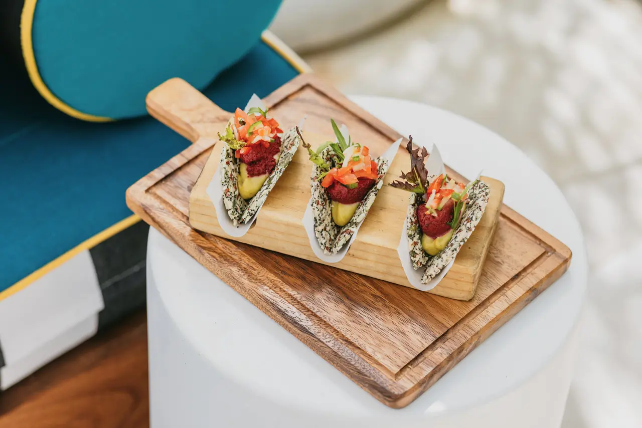 Tacos vegan garnis de légumes frais.