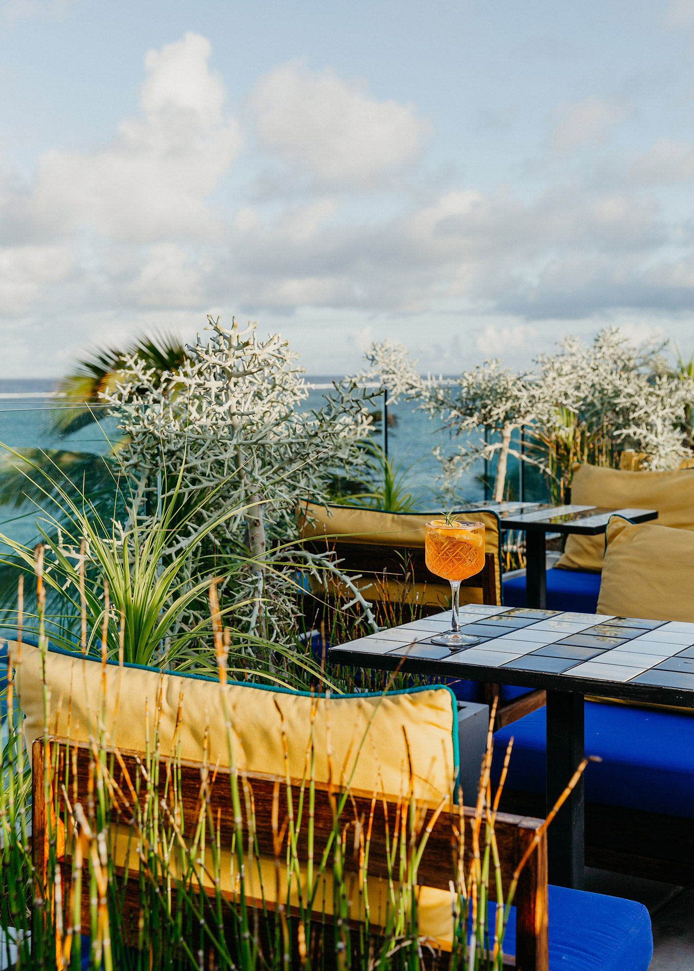 Cocktail sur la terrasse du rooftop avec vue sur l'océan.