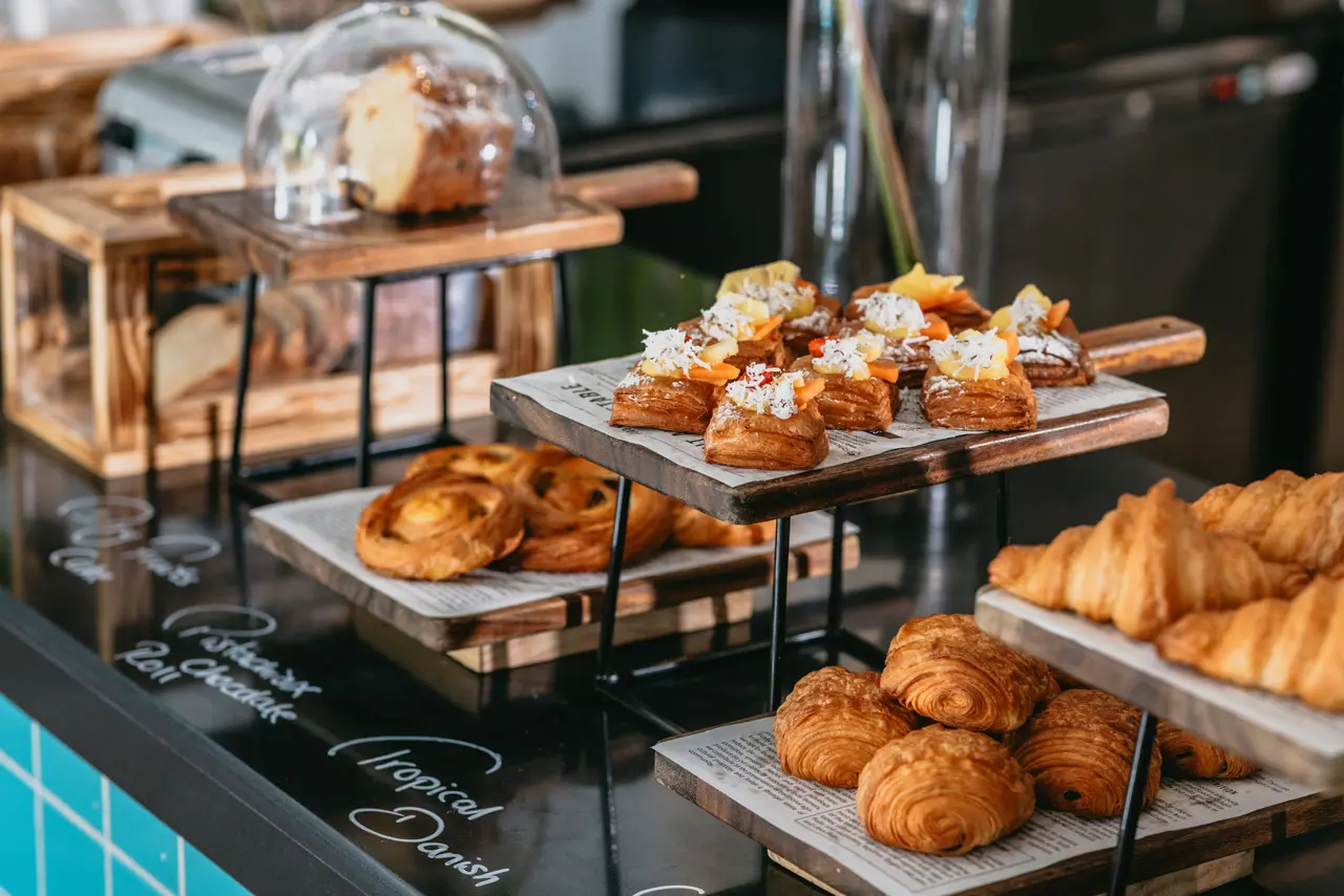 Sélection de viennoiseries fraîchement préparées.