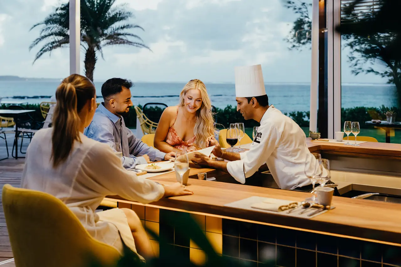 Le Chef Shiva partage une expérience culinaire avec des hôtes.
