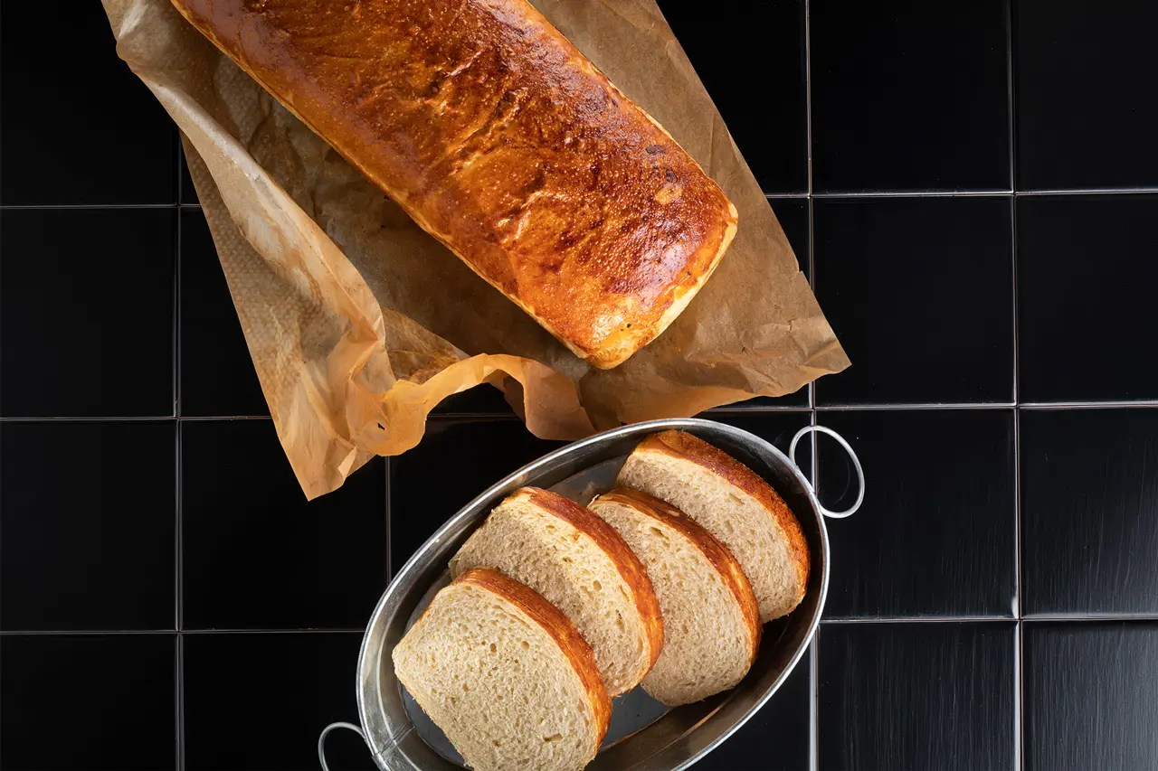 Pain artisanal fraîchement cuit et tranché.