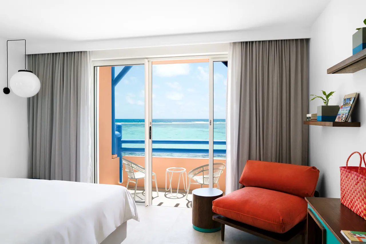 Chambre Bang on Beach aux intérieurs colorés et balcon privé avec vue sur l'océan Indien.