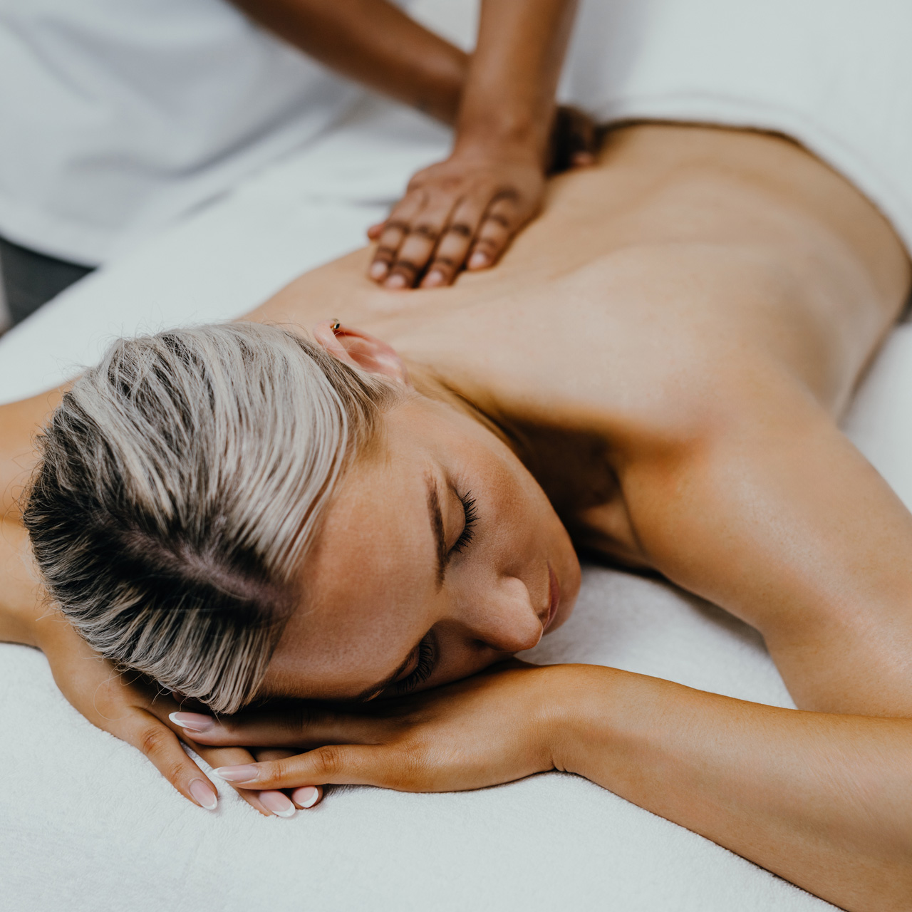 Massage du corps relaxant à SALT Equilibrium.