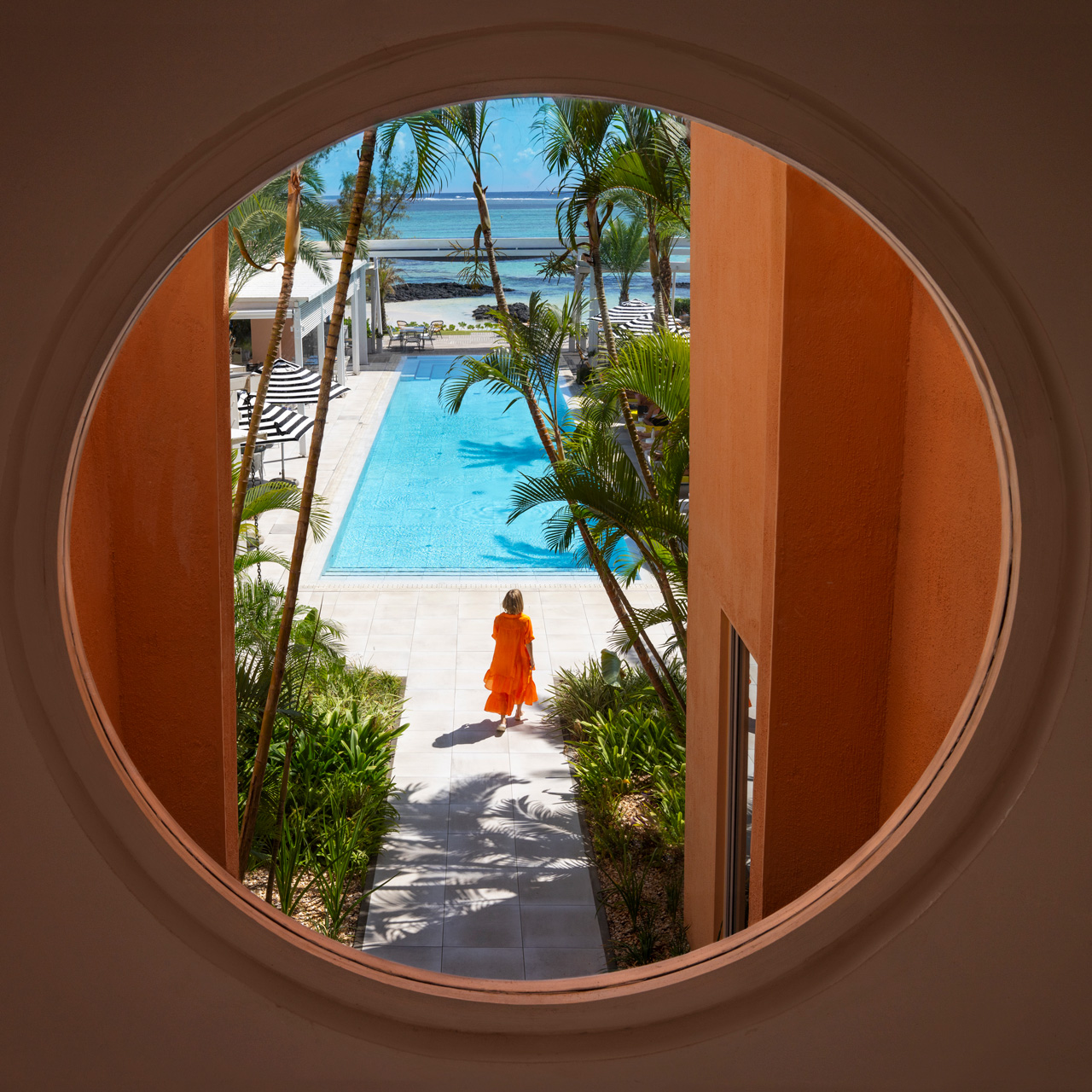 Vue sur la piscine et l'océan depuis la fenêtre circulaire à SALT of Palmar.