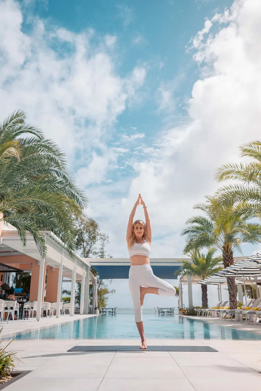 Séance de yoga en plein air au bord de la piscine avec vue sur l'océan Indien.