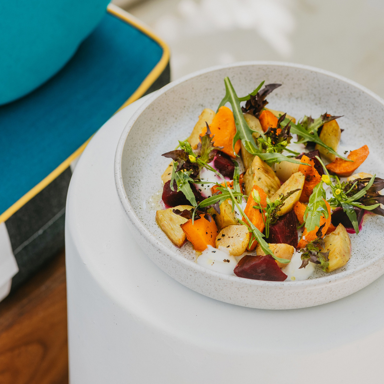 Légumes racines rôtis et jeunes pousses de saison.