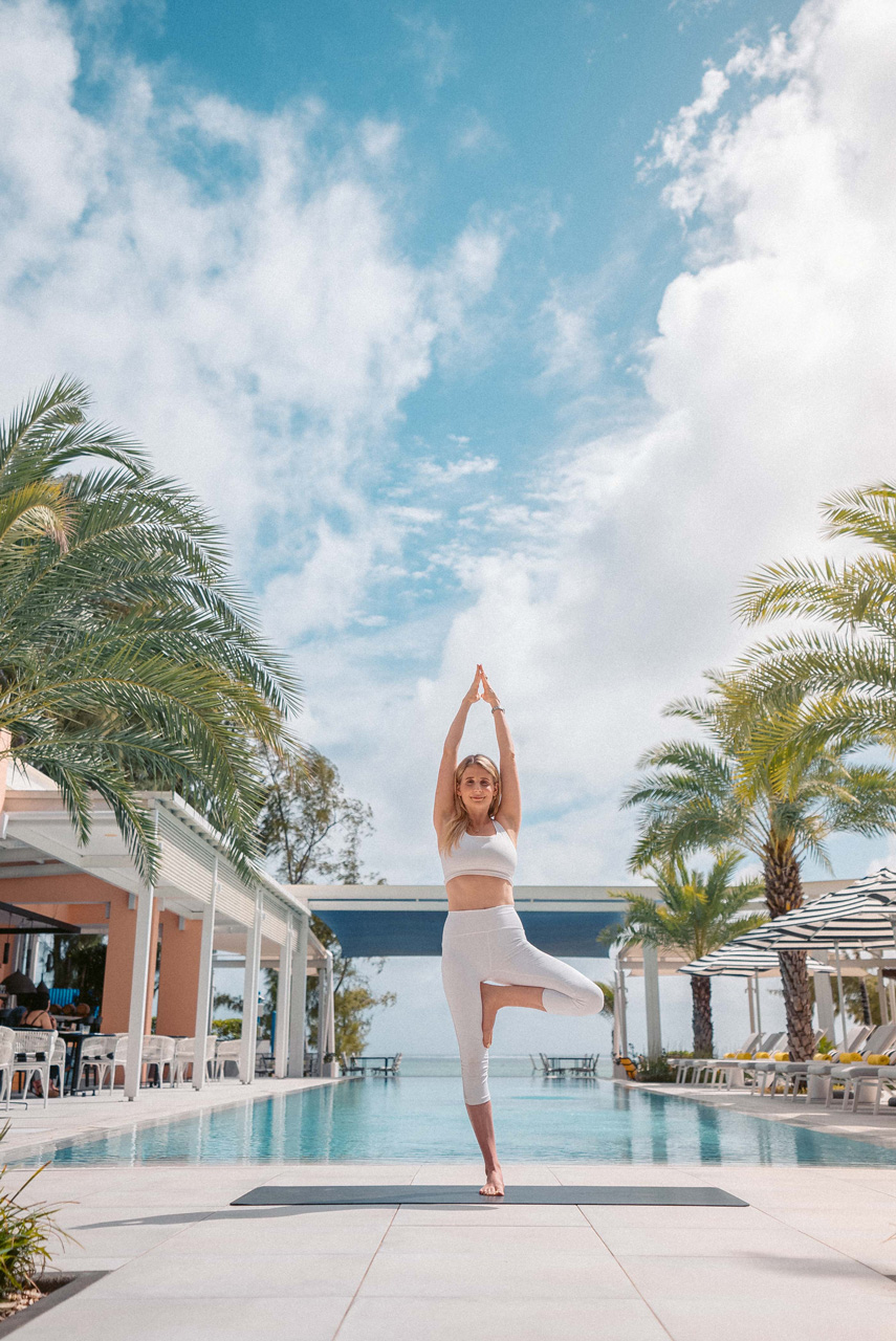 Séance de yoga en plein air au bord de la piscine avec vue sur l'océan Indien.