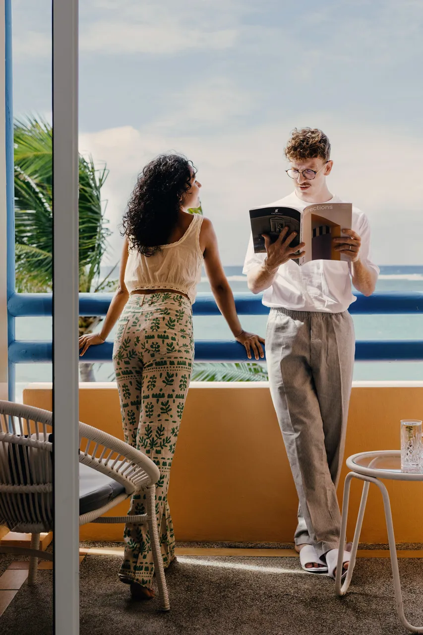Best on Beach - Couple se détendant sur le balcon privé d’un hôtel avec vue sur l’océan.