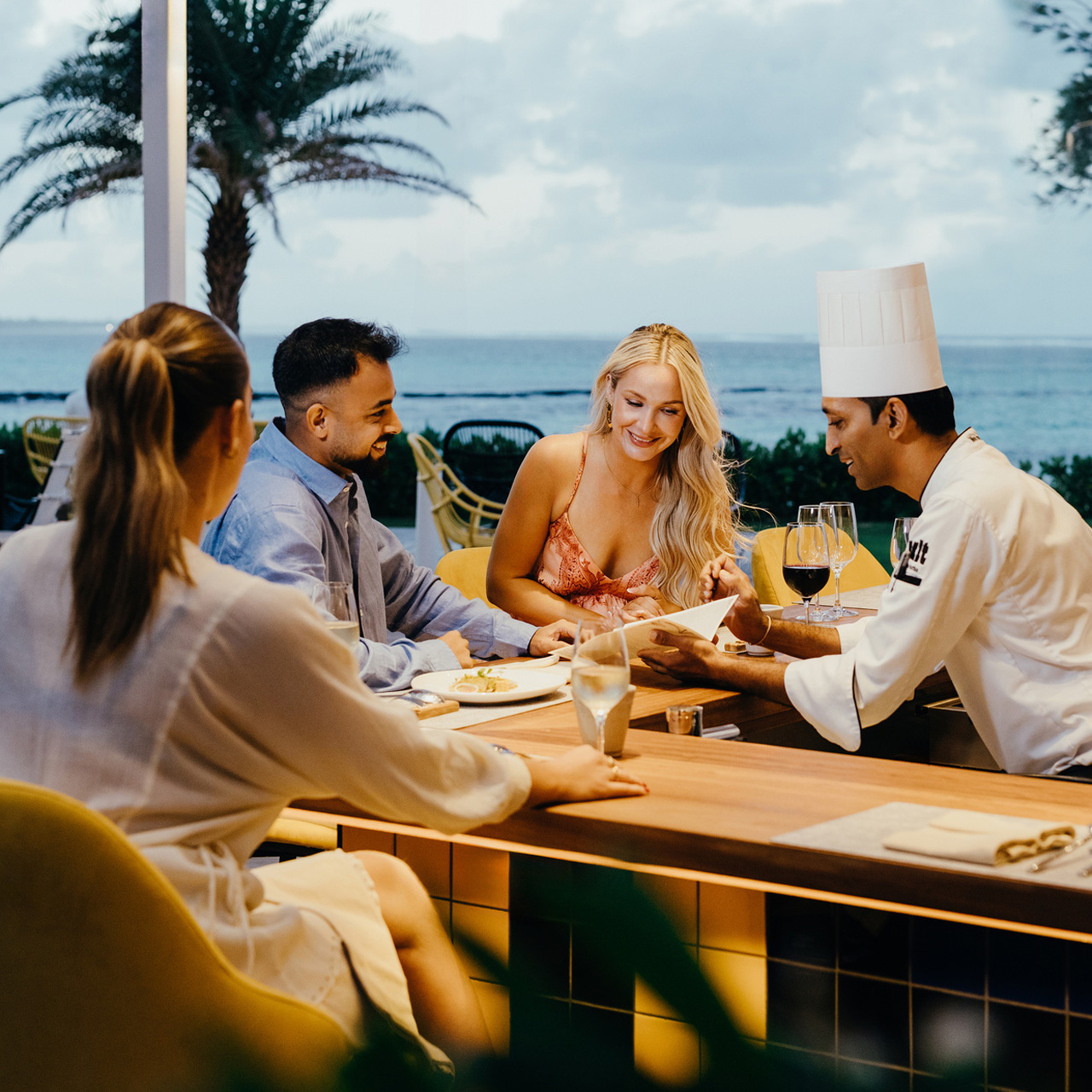 Chef présentant le menu aux convives au Tek Tek de SALT of Palmar.