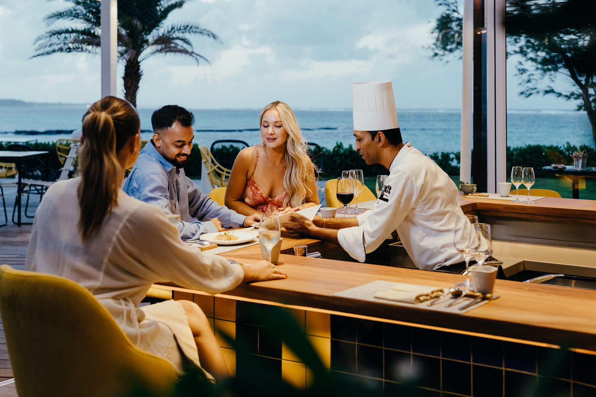 Le chef Shiva présente ses plats aux clients au Tek Tek, avec vue sur l’océan.