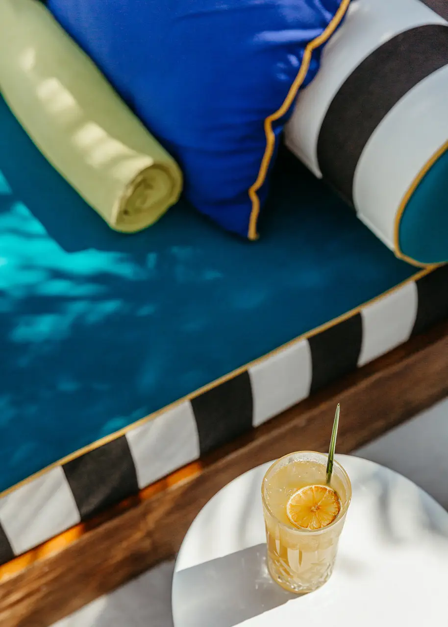 Cocktail rafraîchissant au bord de la piscine - Rouge Roulette.