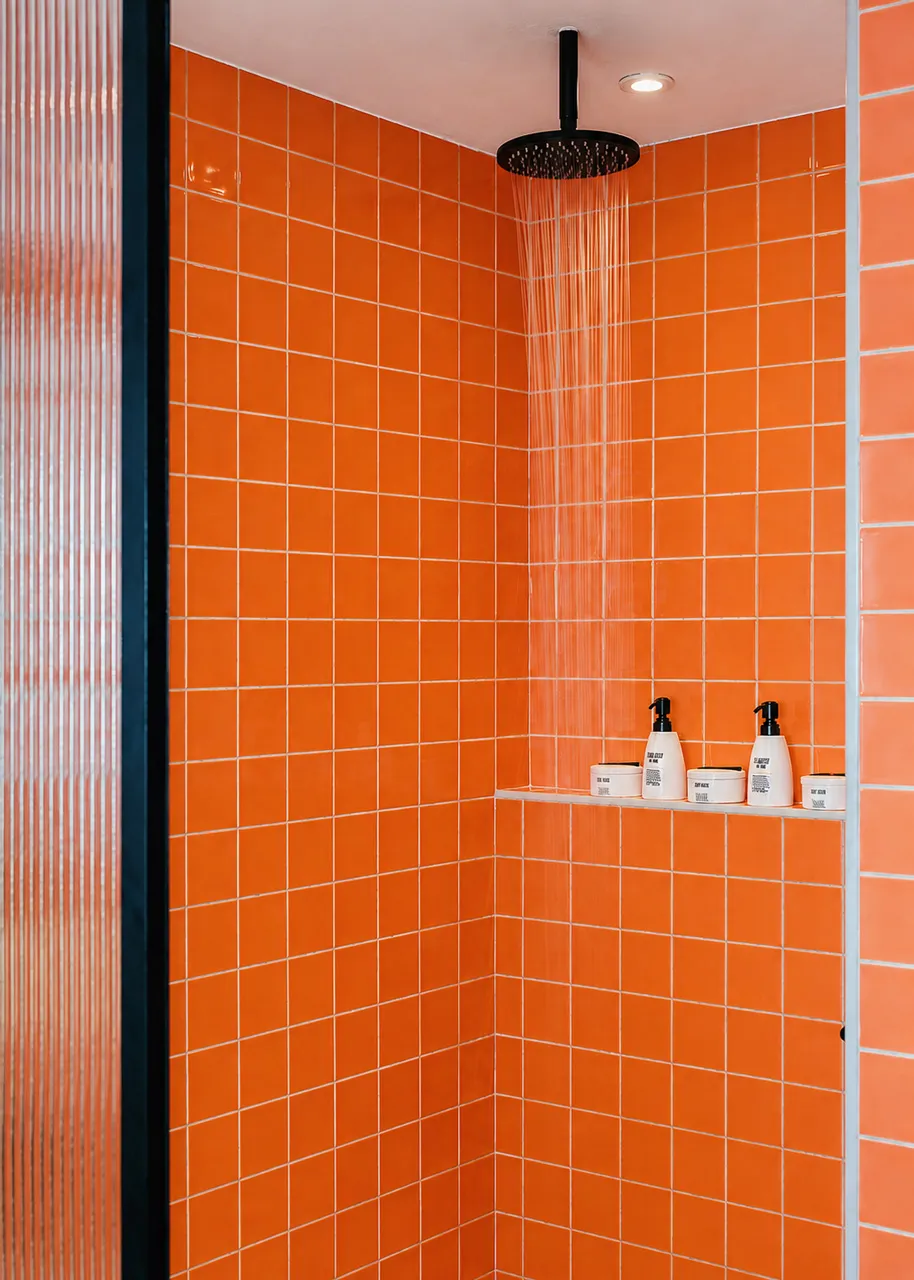 Bang on Beach - Douche à effet pluie avec carreaux terracotta éclatants et produits de bain rechargeables.