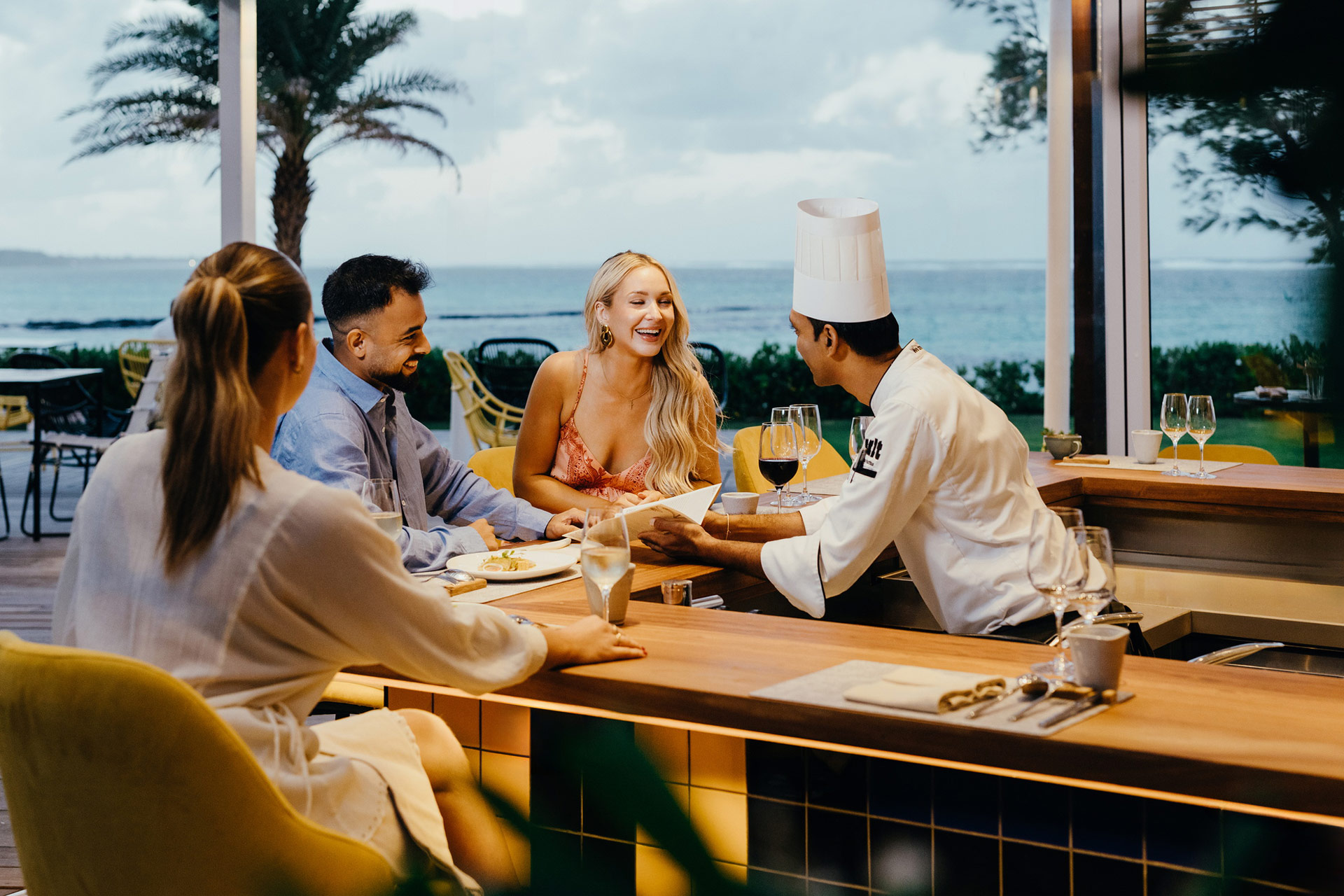 Chef échangeant avec des convives au Tek Tek, face à l’océan à SALT of Palmar.