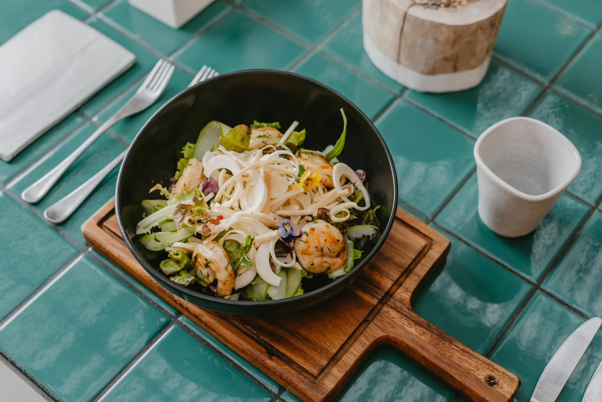 Salade de cœur de palmier aux crevettes grillées.