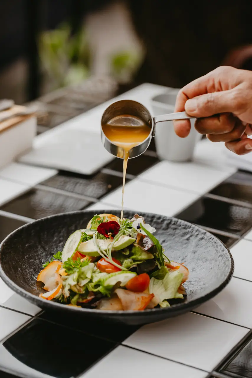Salade de saison au marlin fumé avec vinaigrette.