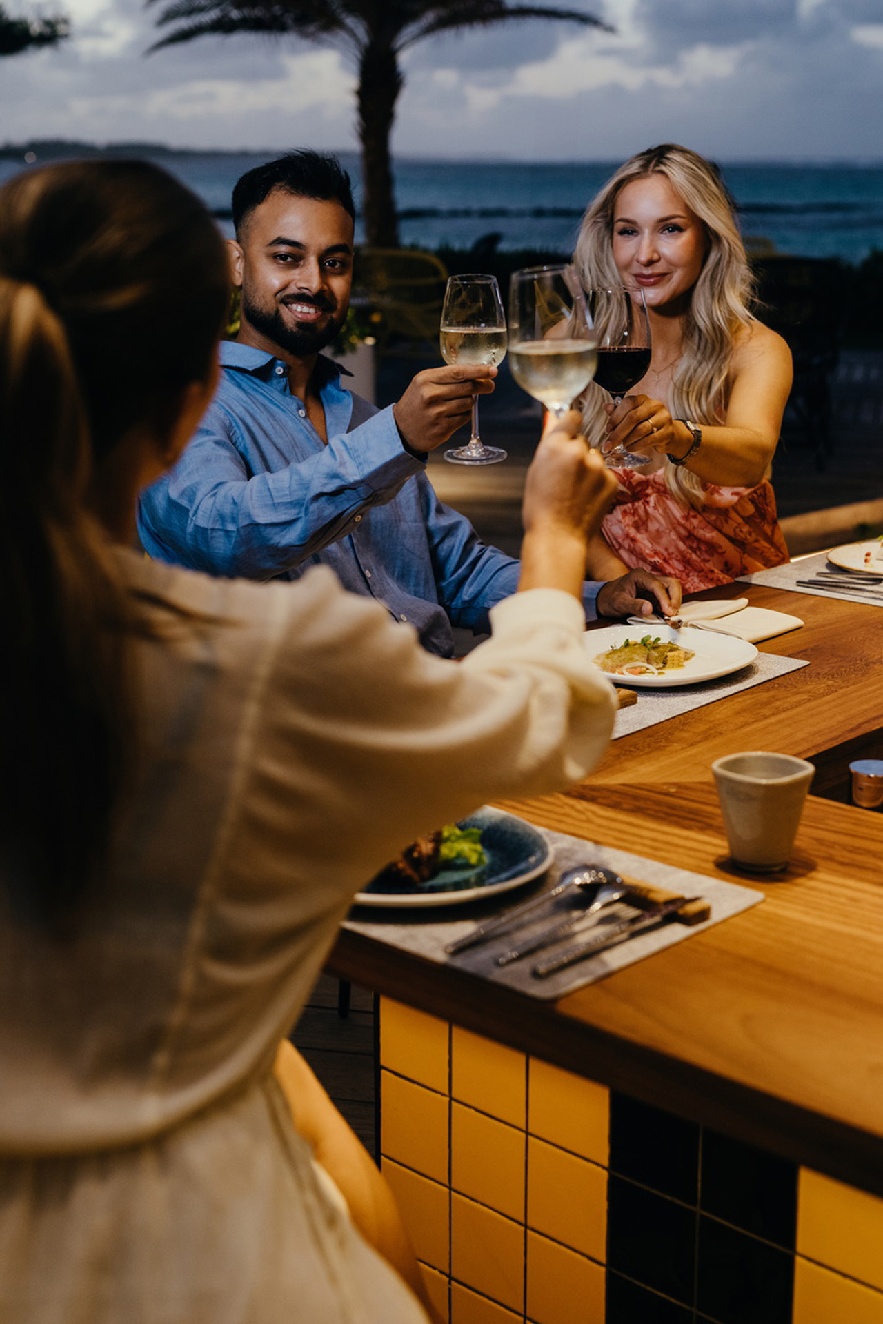 Amis trinquant autour d’un dîner au Tek Tek de SALT of Palmar.