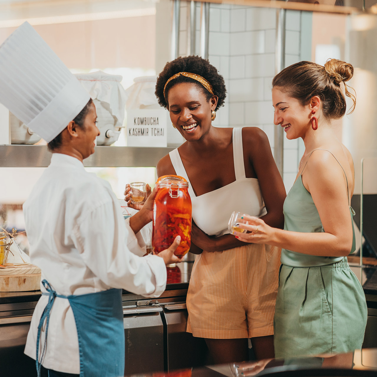 Guests discovering homemade kombucha with the chef.