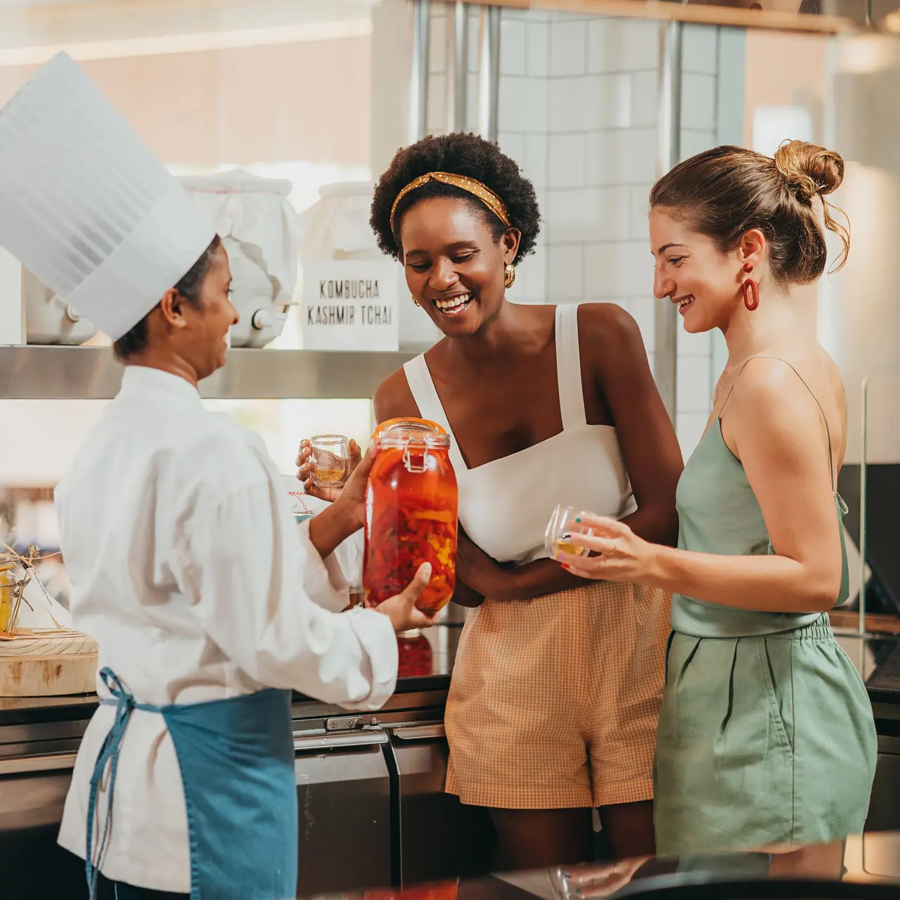 Guests discovering homemade kombucha with the chef.