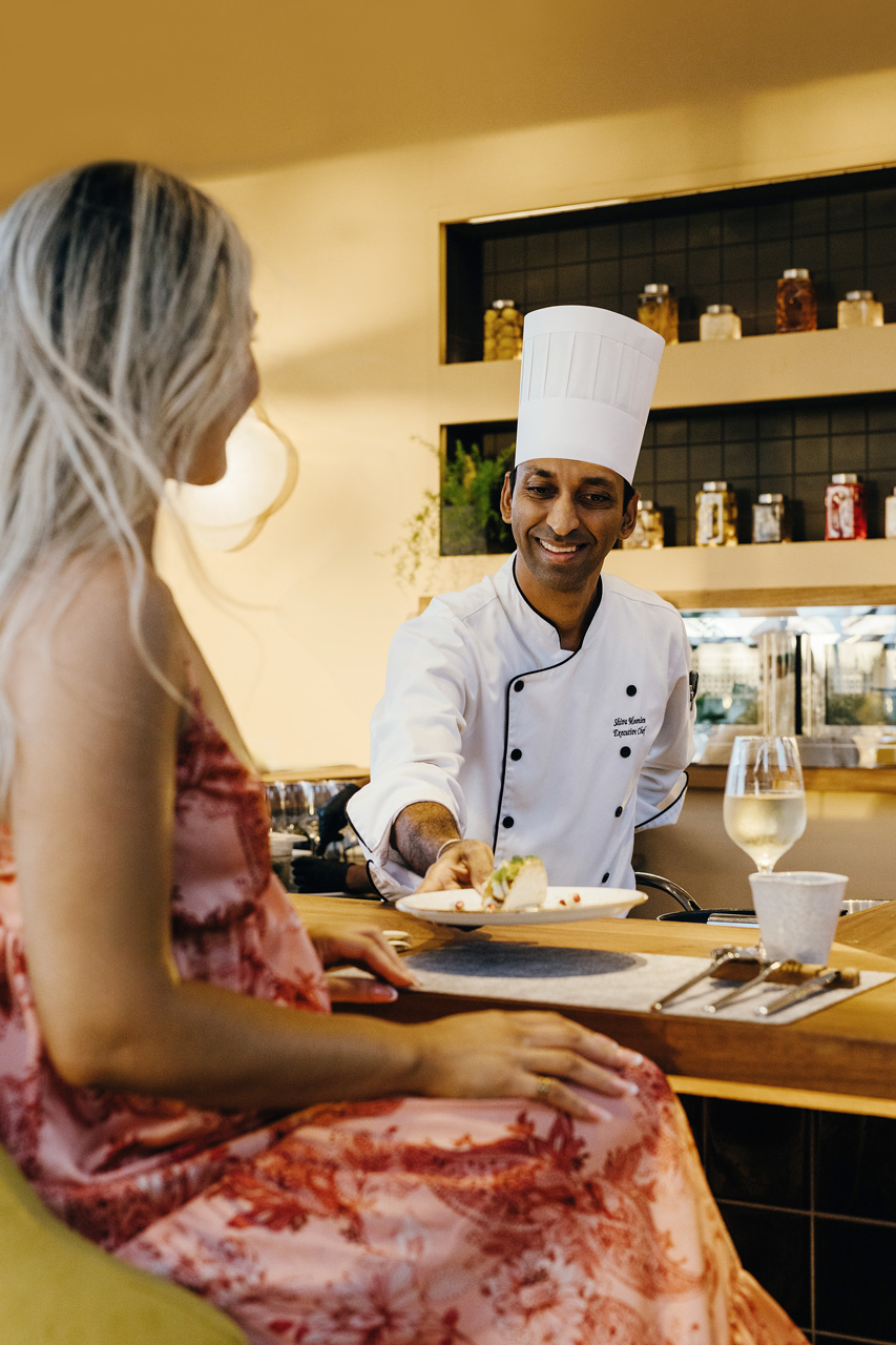 Le Chef Shiva sert un plat signature au Tek Tek.