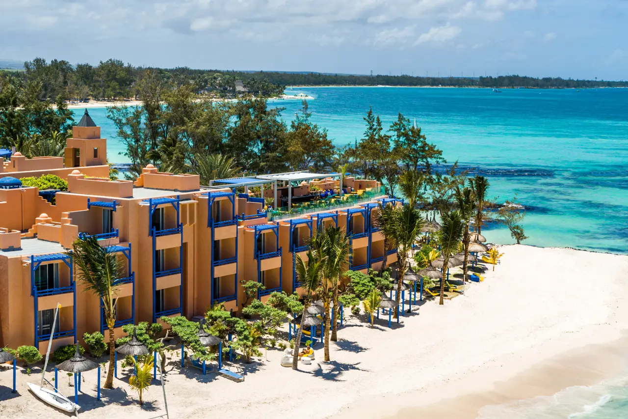 Vue aérienne du SALT of Palmar surplombant le lagon turquoise et la plage de sable blanc de Maurice.