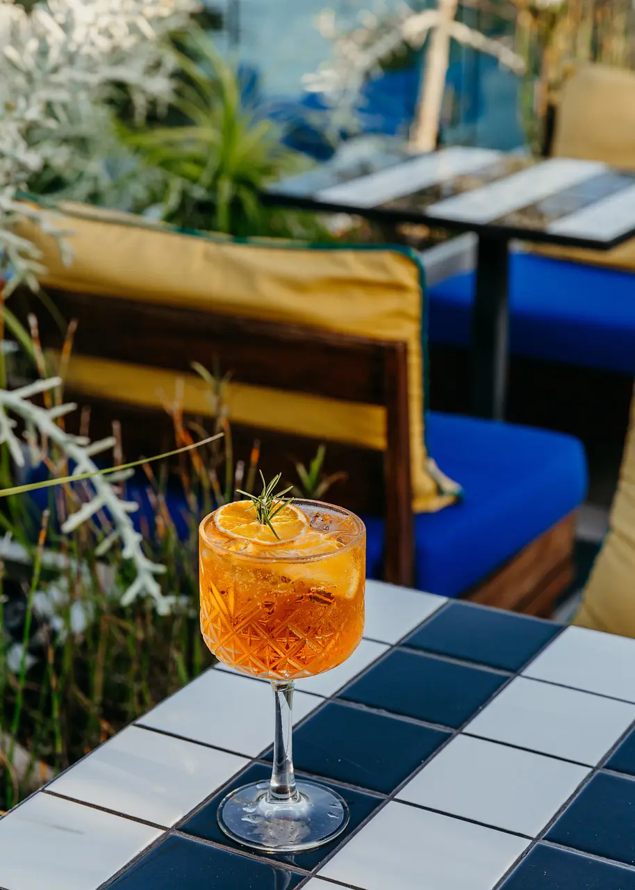 Millionaire Spritz servi sur la terrasse du rooftop.