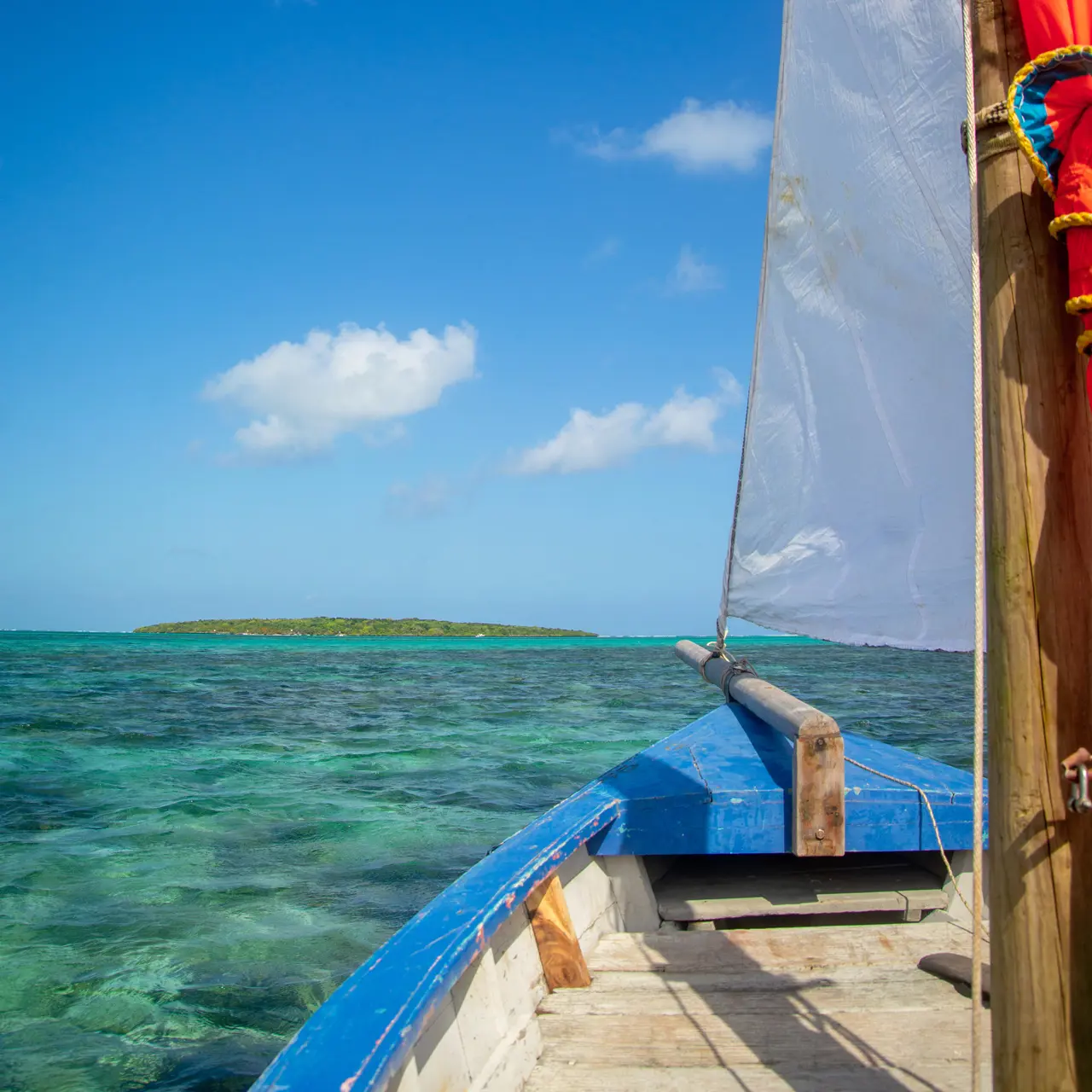 Sailing towards Île aux Aigrettes.