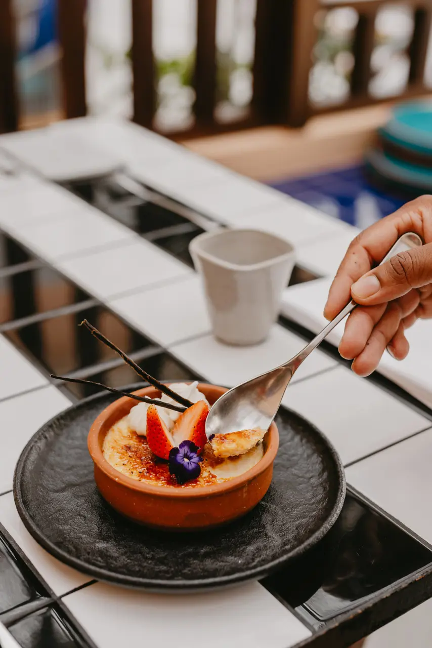 Crème brûlée garnie de fraises fraîches.