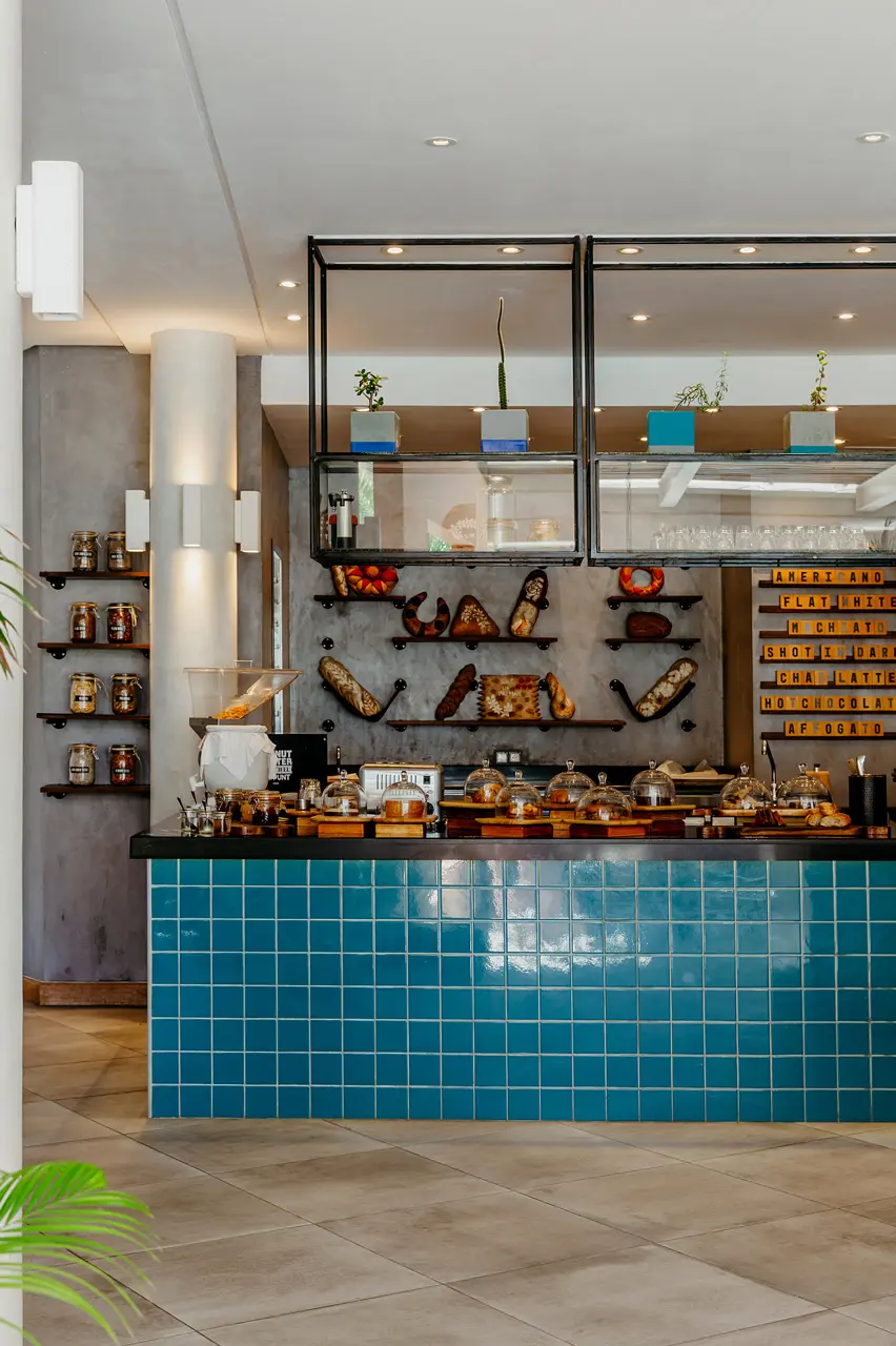 Viennoiseries et pains frais au comptoir de la boulangerie.