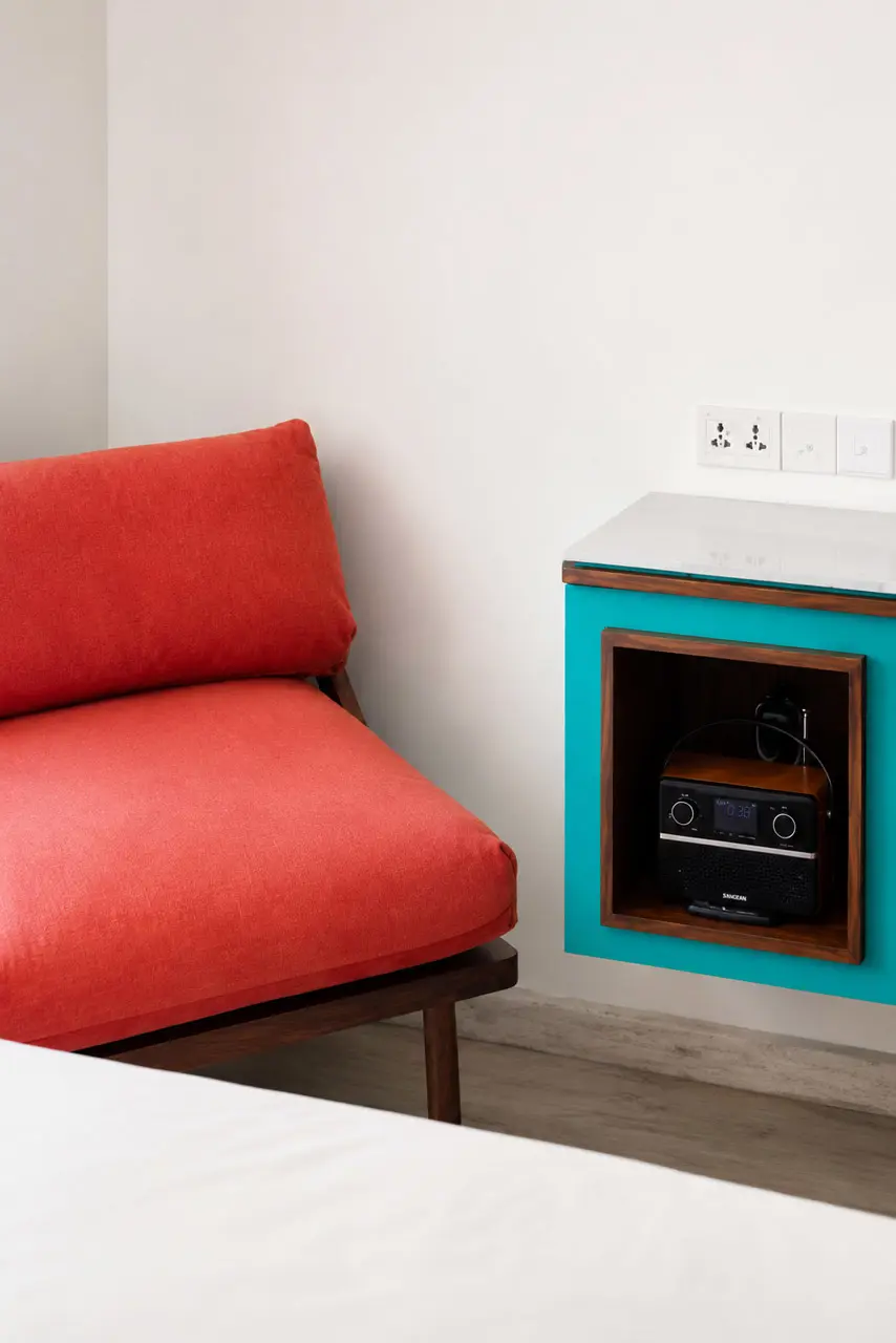 Fauteuil cosy et radio Roberts dans une chambre SALT.