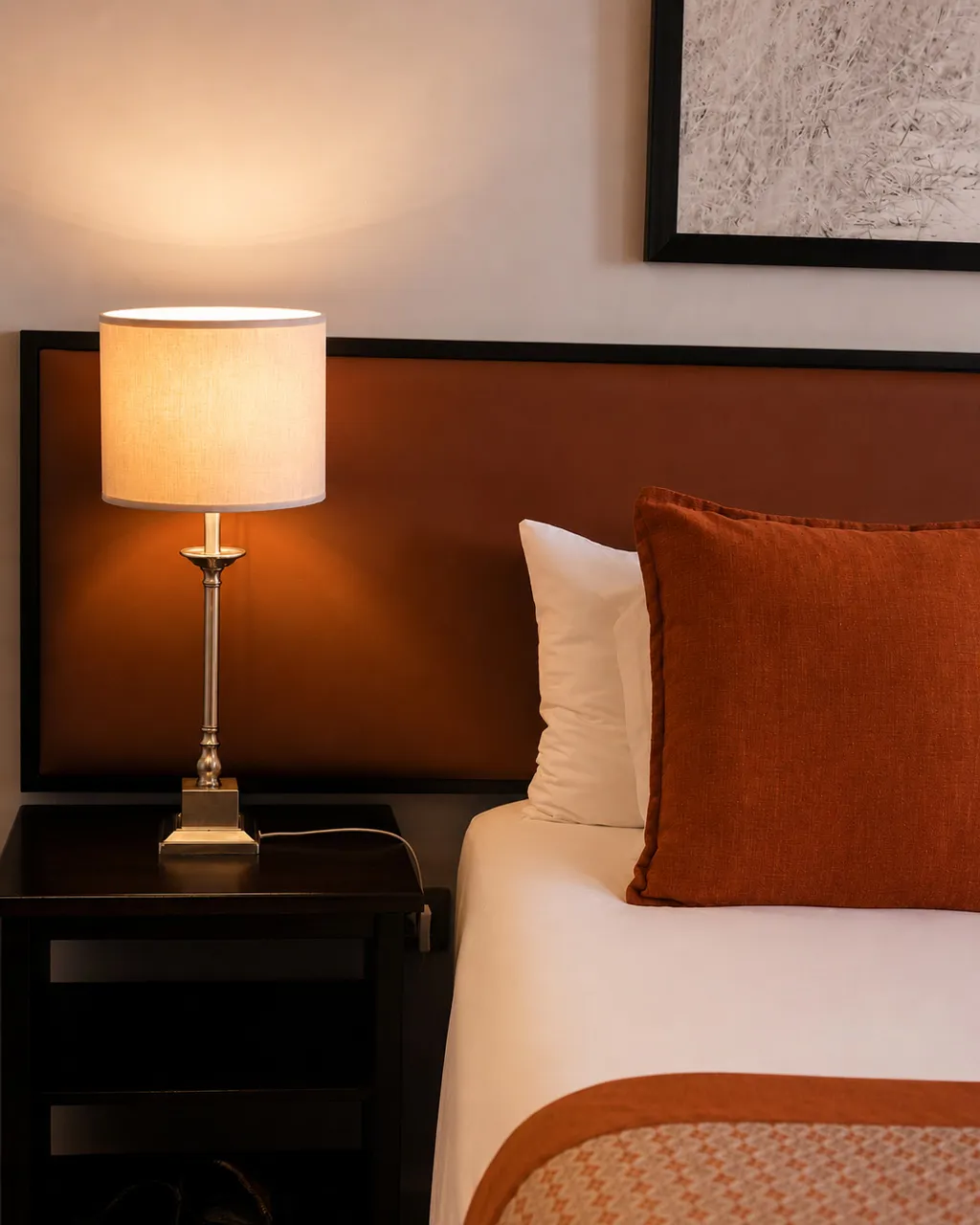 Chambre de la Family Junior Suite avec éclairage chaleureux à SALT of Akagera.