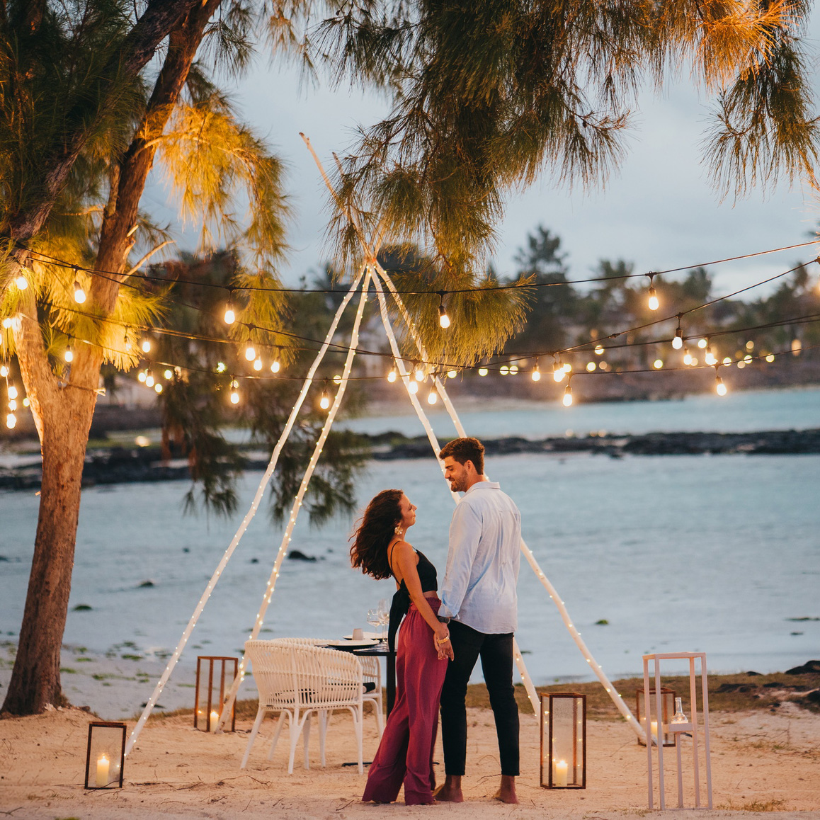 Couple profitant d’un dîner romantique sur la plage à SALT of Palmar.