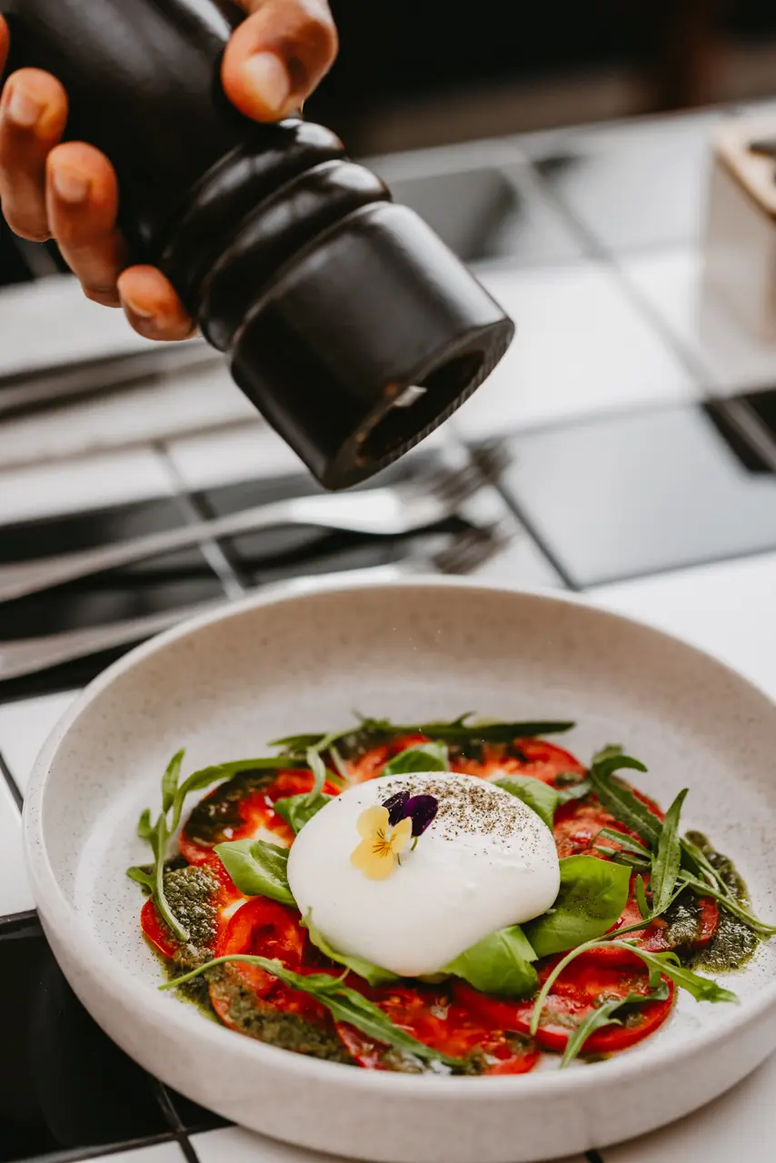 Salade de tomates du jardin et burrata au basilic frais.